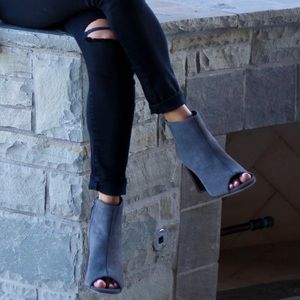 Johnston & Murphy open toe bootie 6.5 M